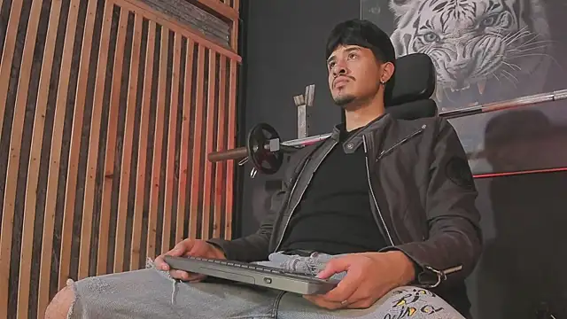 Snapshot of DimitriDeluxe chatting on 12/05/25, 08:16 DimitriDeluxe online show from 12/05/25, 08:16