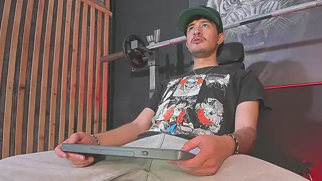 Snapshot of DimitriDeluxe chatting on 12/13/25, 07:53 DimitriDeluxe online show from 12/13/25, 07:53