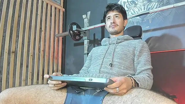 Snapshot of DimitriDeluxe chatting on 12/17/25, 07:42 DimitriDeluxe online show from 12/17/25, 07:42