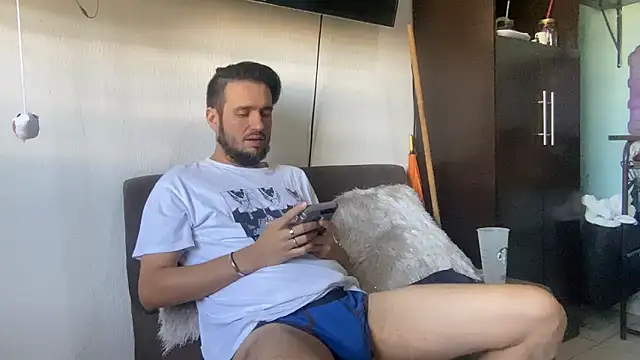 Snapshot of Alexitho25 chatting on 10/27/25, 07:51 Alexitho25 online show from 10/27/25, 07:51