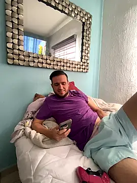 Snapshot of Alexitho25 chatting on 11/14/25, 09:13 Alexitho25 online show from 11/14/25, 09:13