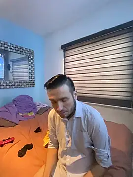 Snapshot of Alexitho25 chatting on 11/19/25, 10:43 Alexitho25 online show from 11/19/25, 10:43