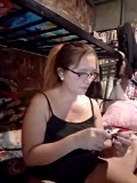 Snapshot of SexyHottMom chatting on 06/12/26, 09:08 SexyHottMom online show from 06/12/26, 09:08