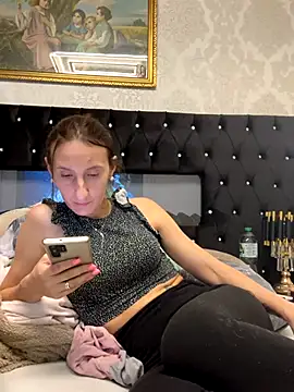 Emilia Mausi online show from 11/17/25, 06:24