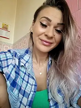 Snapshot of iSelena chatting on 09/18/25, 04:58 iSelena online show from 09/18/25, 04:58