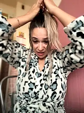 Snapshot of iSelena chatting on 09/25/25, 04:38 iSelena online show from 09/25/25, 04:38