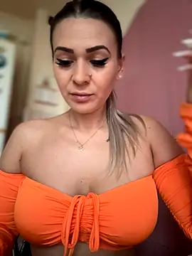 Snapshot of iSelena chatting on 10/13/25, 04:56 iSelena online show from 10/13/25, 04:56