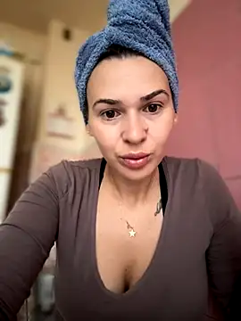 Snapshot of iSelena chatting on 10/16/25, 05:08 iSelena online show from 10/16/25, 05:08