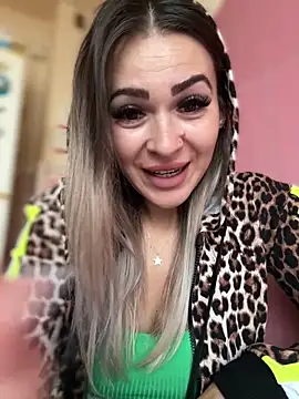 Snapshot of iSelena chatting on 10/17/25, 06:05 iSelena online show from 10/17/25, 06:05