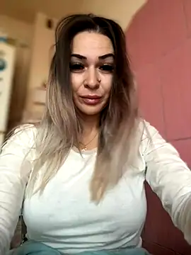 Snapshot of iSelena chatting on 10/20/25, 04:57 iSelena online show from 10/20/25, 04:57