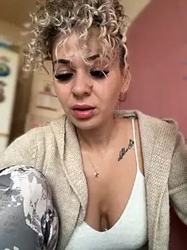 Snapshot of iSelena chatting on 10/22/25, 04:57 iSelena online show from 10/22/25, 04:57