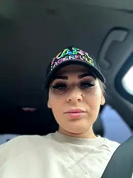 Snapshot of iSelena chatting on 10/28/25, 05:11 iSelena online show from 10/28/25, 05:11