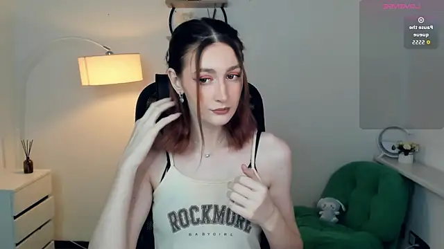 Snapshot of EasterBlink chatting on 11/19/25, 10:48 EasterBlink online show from 11/19/25, 10:48