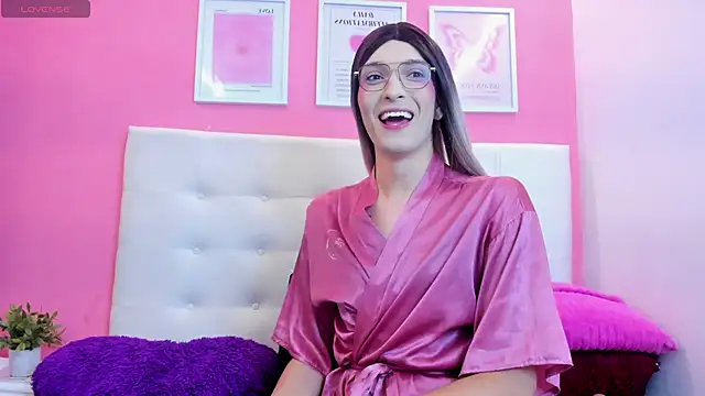 Snapshot of Macarena_05 chatting on 10/20/25, 03:18 Macarena 05 online show from 10/20/25, 03:18