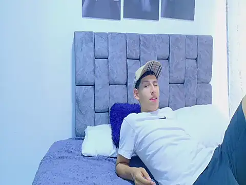 Snapshot of Felipe_Gonzales chatting on 09/24/25, 07:06 Felipe Gonzales online show from 09/24/25, 07:06