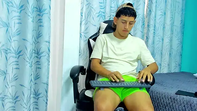 Snapshot of Felipe_Gonzales chatting on 09/25/25, 12:42 Felipe Gonzales online show from 09/25/25, 12:42