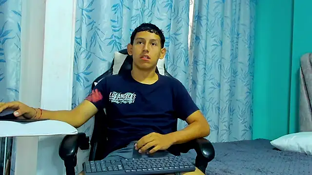 Snapshot of Felipe_Gonzales chatting on 09/28/25, 12:43 Felipe Gonzales online show from 09/28/25, 12:43