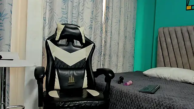 Snapshot of Felipe_Gonzales chatting on 09/29/25, 12:43 Felipe Gonzales online show from 09/29/25, 12:43