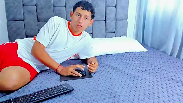 Snapshot of Felipe_Gonzales chatting on 10/12/25, 12:37 Felipe Gonzales online show from 10/12/25, 12:37