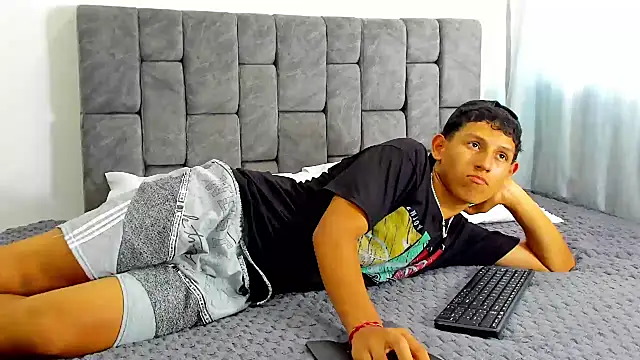 Snapshot of Felipe_Gonzales chatting on 10/15/25, 07:25 Felipe Gonzales online show from 10/15/25, 07:25