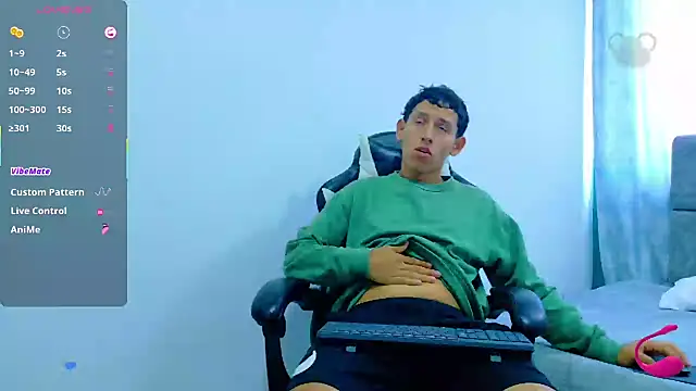 Snapshot of Felipe_Gonzales chatting on 10/24/25, 12:23 Felipe Gonzales online show from 10/24/25, 12:23