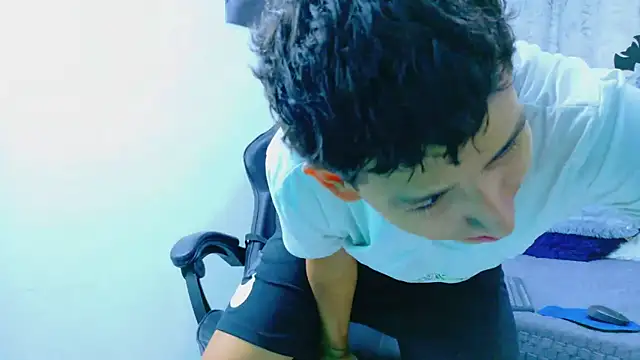 Snapshot of Felipe_Gonzales chatting on 10/27/25, 12:42 Felipe Gonzales online show from 10/27/25, 12:42