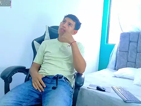 Snapshot of Felipe_Gonzales chatting on 10/28/25, 02:53 Felipe Gonzales online show from 10/28/25, 02:53