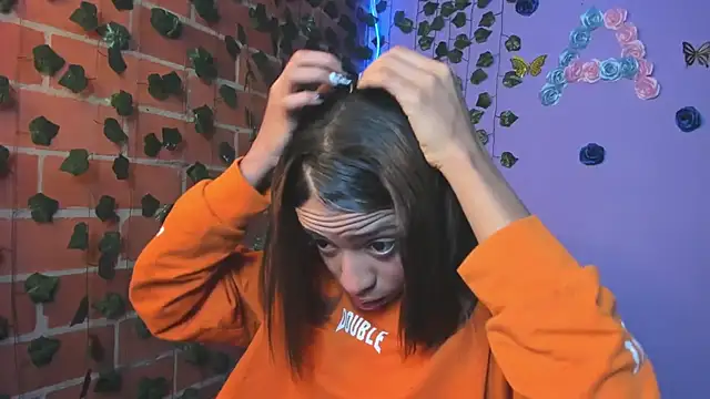 Snapshot of yumi_hanna chatting on 10/31/25, 01:28 yumi hanna online show from 10/31/25, 01:28