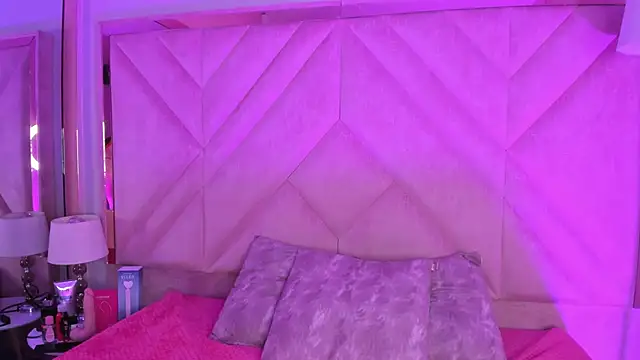 Snapshot of SofiJones_ chatting on 11/10/25, 09:36 SofiJones online show from 11/10/25, 09:36