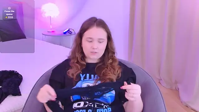 Snapshot of VelvetVixenCute chatting on 10/19/25, 06:25 VelvetVixenCute online show from 10/19/25, 06:25