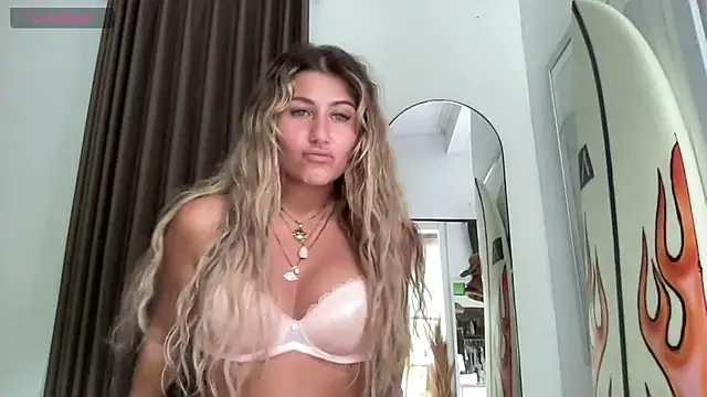 Snapshot of GoddessDove chatting on 02/06/26, 01:10 GoddessDove online show from 02/06/26, 01:10