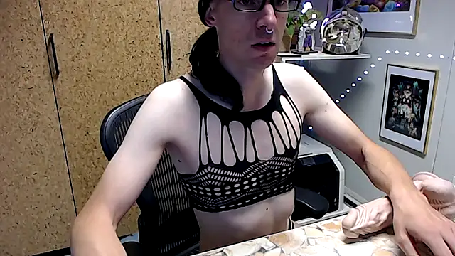 Snapshot of sakiramissy chatting on 10/22/25, 05:52 sakiramissy online show from 10/22/25, 05:52