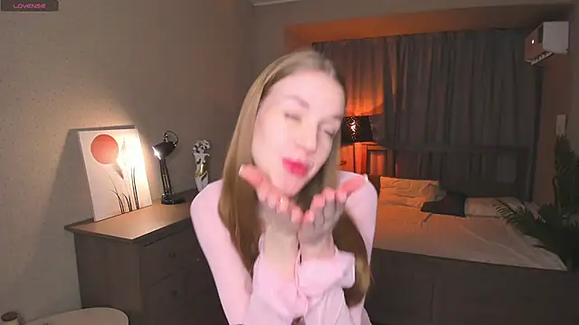 Snapshot of OdellaFrake chatting on 12/05/25, 07:43 OdellaFrake online show from 12/05/25, 07:43