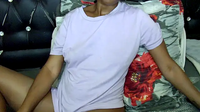 Snapshot of blueyXxX chatting on 10/22/25, 01:33 blueyXxX online show from 10/22/25, 01:33