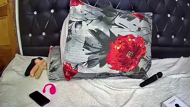 Snapshot of blueyXxX chatting on 10/25/25, 12:07 blueyXxX online show from 10/25/25, 12:07