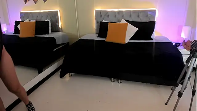 Snapshot of Catti_Brie chatting on 11/26/25, 12:28 Catti Brie online show from 11/26/25, 12:28