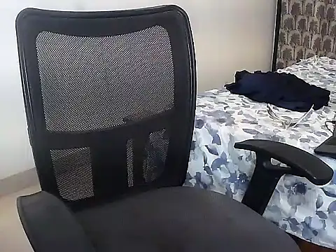 Snapshot of Cynthia011 chatting on 10/23/25, 01:43 Cynthia011 online show from 10/23/25, 01:43