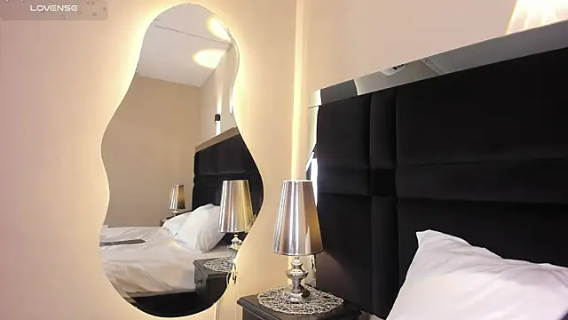 CarolineLee  online show from 07/01/26, 10:42