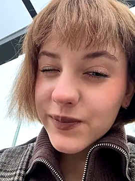 Snapshot of Only_April chatting on 10/10/25, 09:19 Only April online show from 10/10/25, 09:19