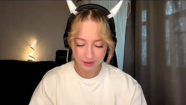 Jetta Corsacami online show from 10/19/25, 07:42