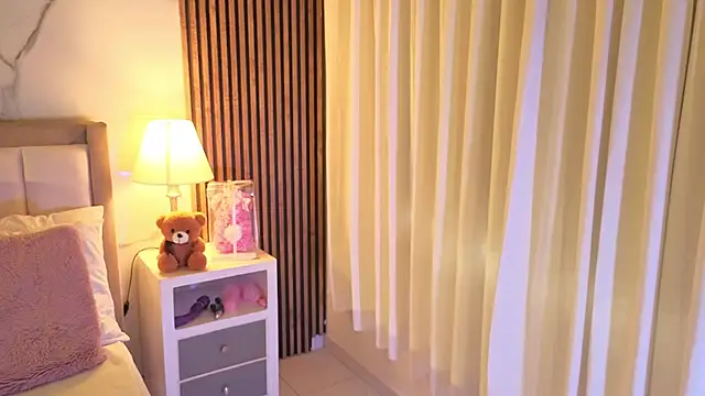 Snapshot of LunaRosse_ chatting on 10/10/25, 12:04 LunaRosse  online show from 10/10/25, 12:04