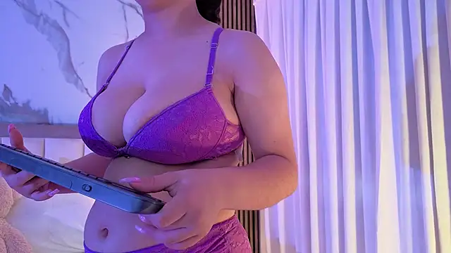 Snapshot of LunaRosse_ chatting on 10/19/25, 11:33 LunaRosse  online show from 10/19/25, 11:33