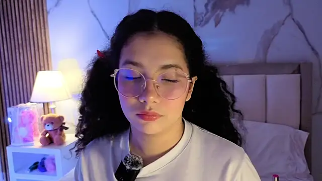 Snapshot of LunaRosse_ chatting on 11/11/25, 11:54 LunaRosse online show from 11/11/25, 11:54