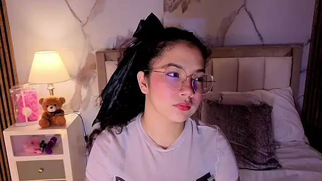 Snapshot of LunaRosse_ chatting on 11/23/25, 11:43 LunaRosse online show from 11/23/25, 11:43