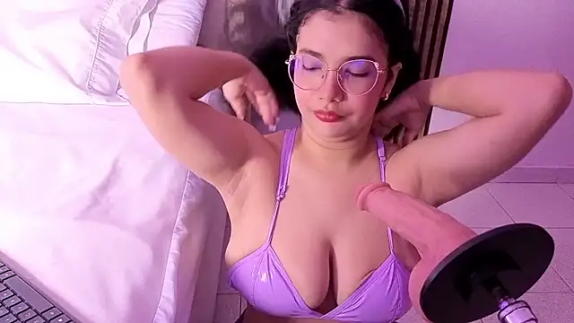 Snapshot of LunaRosse_ chatting on 12/18/25, 11:49 LunaRosse online show from 12/18/25, 11:49