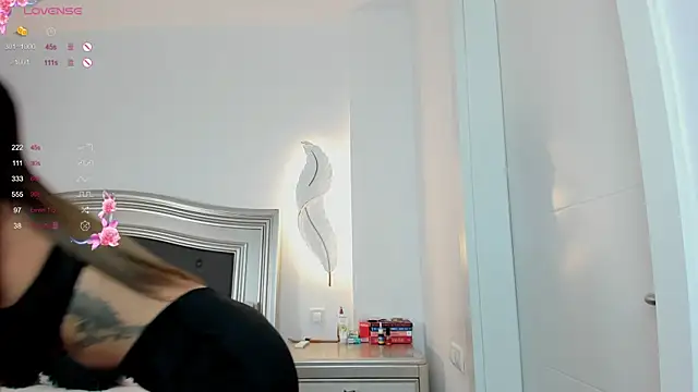 Snapshot of AmiraaLuxe chatting on 10/28/25, 03:04 AmiraaLuxe online show from 10/28/25, 03:04