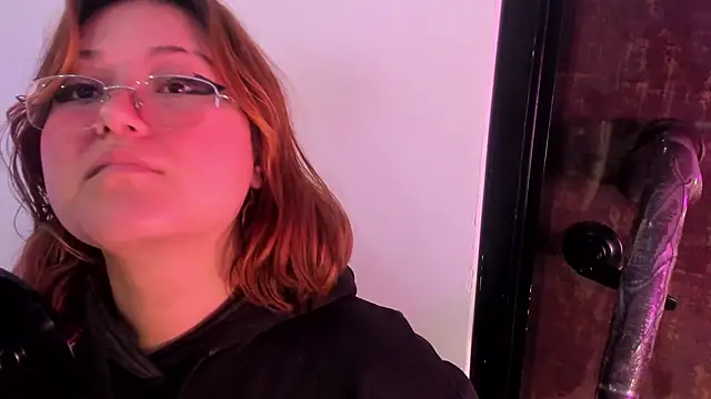 isa grey  online show from 09/28/25, 09:25