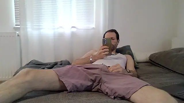 Snapshot of XLBarehengst chatting on 10/22/25, 02:06 XLBarehengst online show from 10/22/25, 02:06