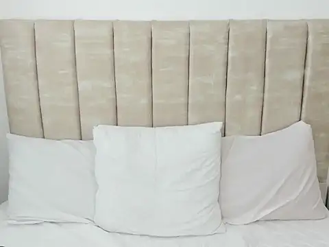 Snapshot of AprilStone1 chatting on 12/18/25, 12:44 AprilStone1 online show from 12/18/25, 12:44