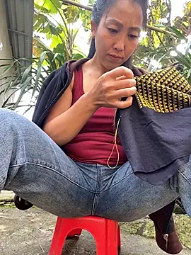 Huong-Ly online show from 10/19/25, 01:39